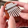 1 szt. 8 kluczowy Mini Kalimba kciuk fortepian drewniany mały poręczny instrument muzyczny wisiorek prezent
