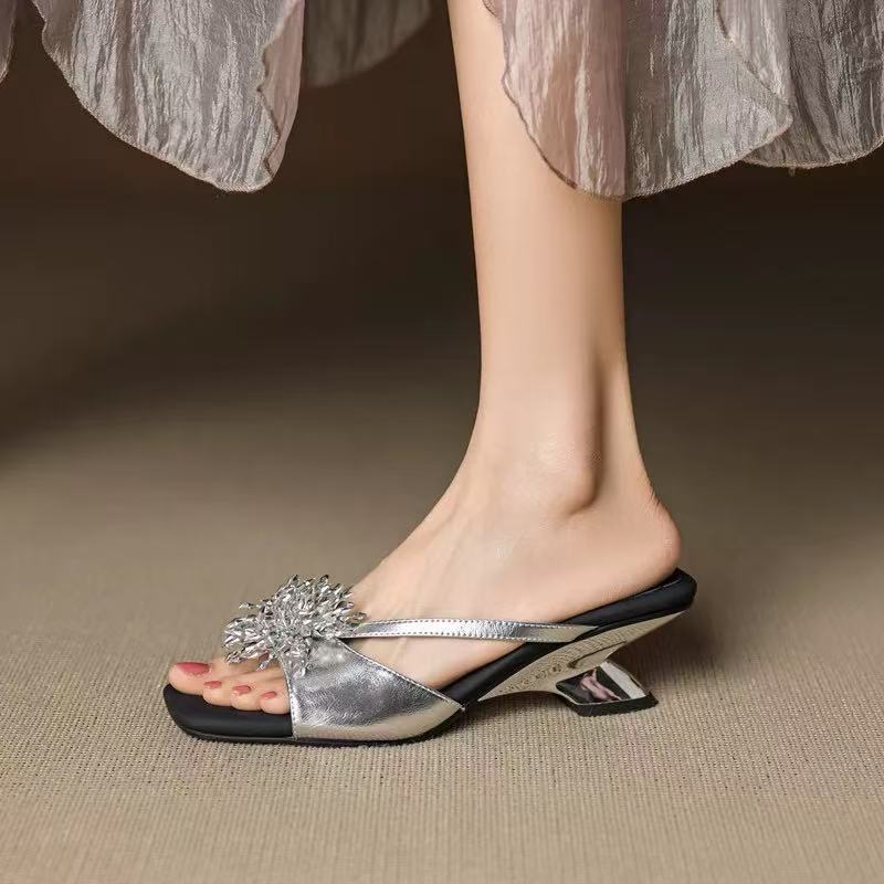 Fashion Fashionable outerwear wedge heel women's slippers in a straight line, retro silver open-toe rhinestone high-heeled sandals