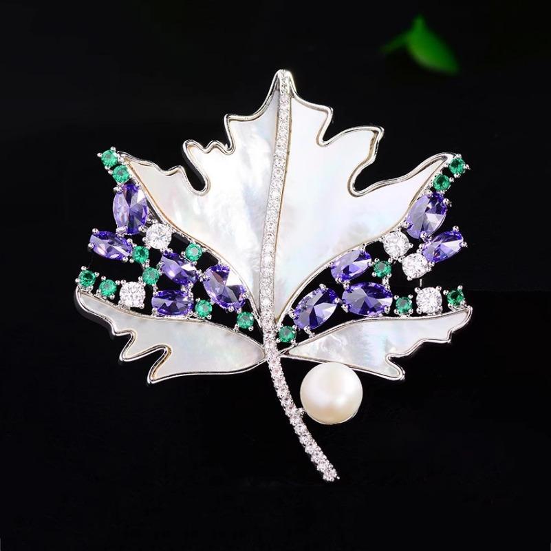 Broche Feuille d'Érable, Charme Féminin Haut de Gamme et Luxueux, Broche Imitation Perle, Épinglette de Costume Exquise et Tendance