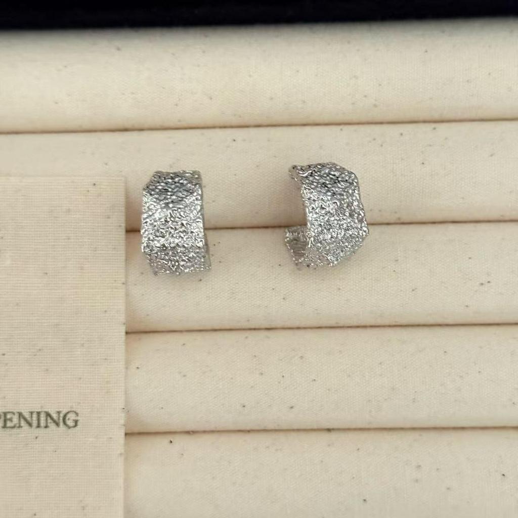 European & American C-Shaped Pleated Earrings: Retro, Luxurious, High-End Fashion Studs for Women