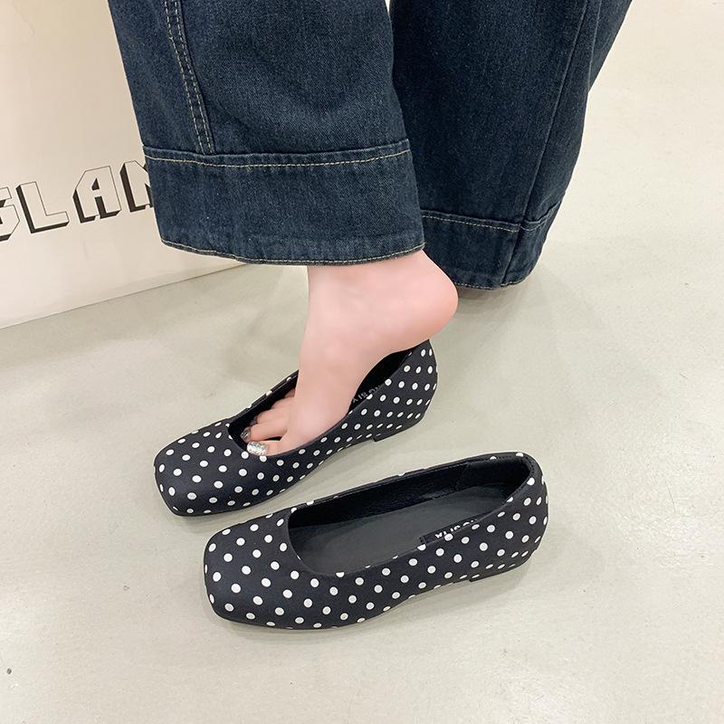 Single shoes women's 2026 spring new shallow mouth retro square head versatile polka dot inner height increase single shoes