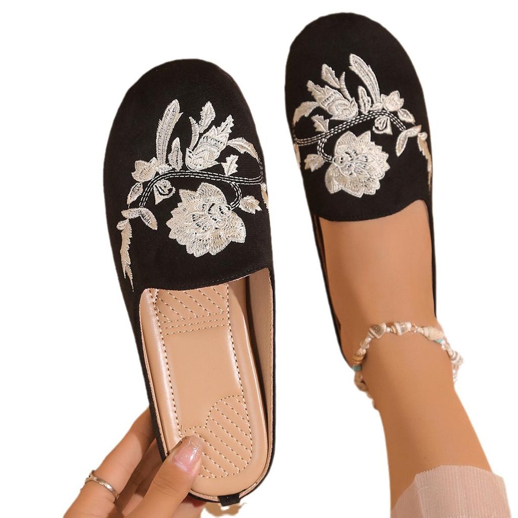 Dámské pantofle velkých velikostí 2025 léto nový etnický styl vyšívané dámské chladné pantofle plochá podrážka dámské boty výrobce