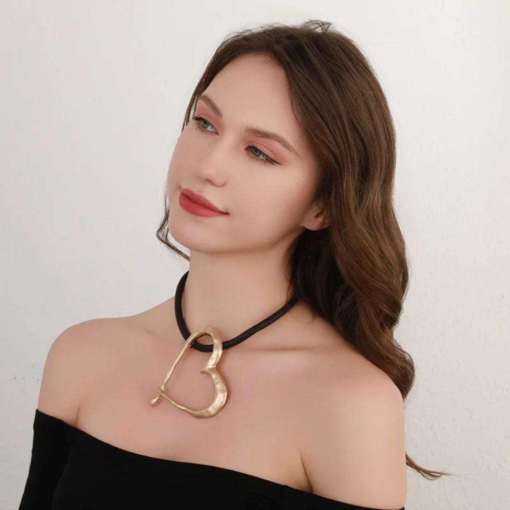 Metal Material Heart Pendant Necklace Vintage Style Love Pendant Necklace  Daily Accessories