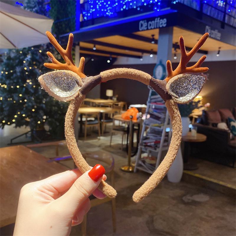 Рождественский ободок с оленьими рогами и помпоном, с акцентами из сосновых иголок