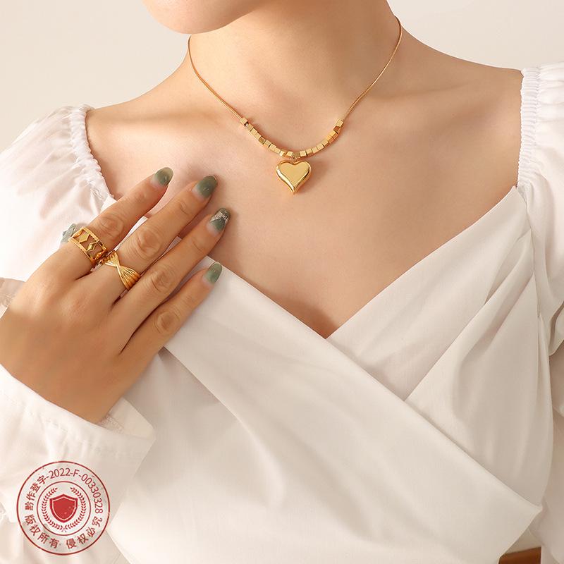 Korean Trendy Love Heart Snake Bone Chain Women's Non-Fading Versatile Peach Heart Pendant Necklace