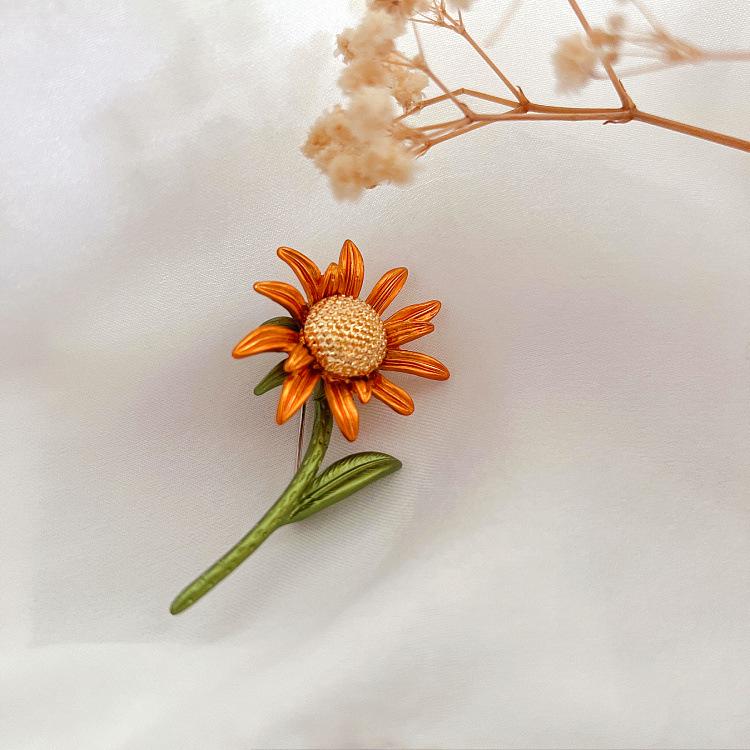 Retro Mori Sunflower Paint Brooch - Stylish and Simple Women's Accessory.