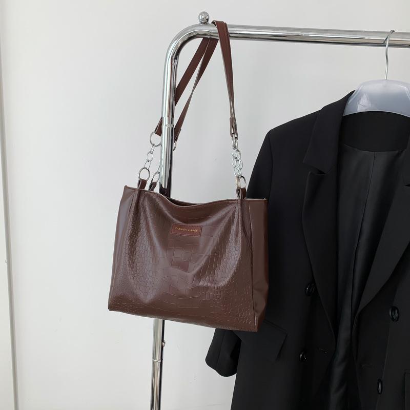 

Весенняя однотонная повседневная 2025 новая модная большая вместимость простой повседневный дизайн портативная на плечо подмышку сумка-тоут коричневый