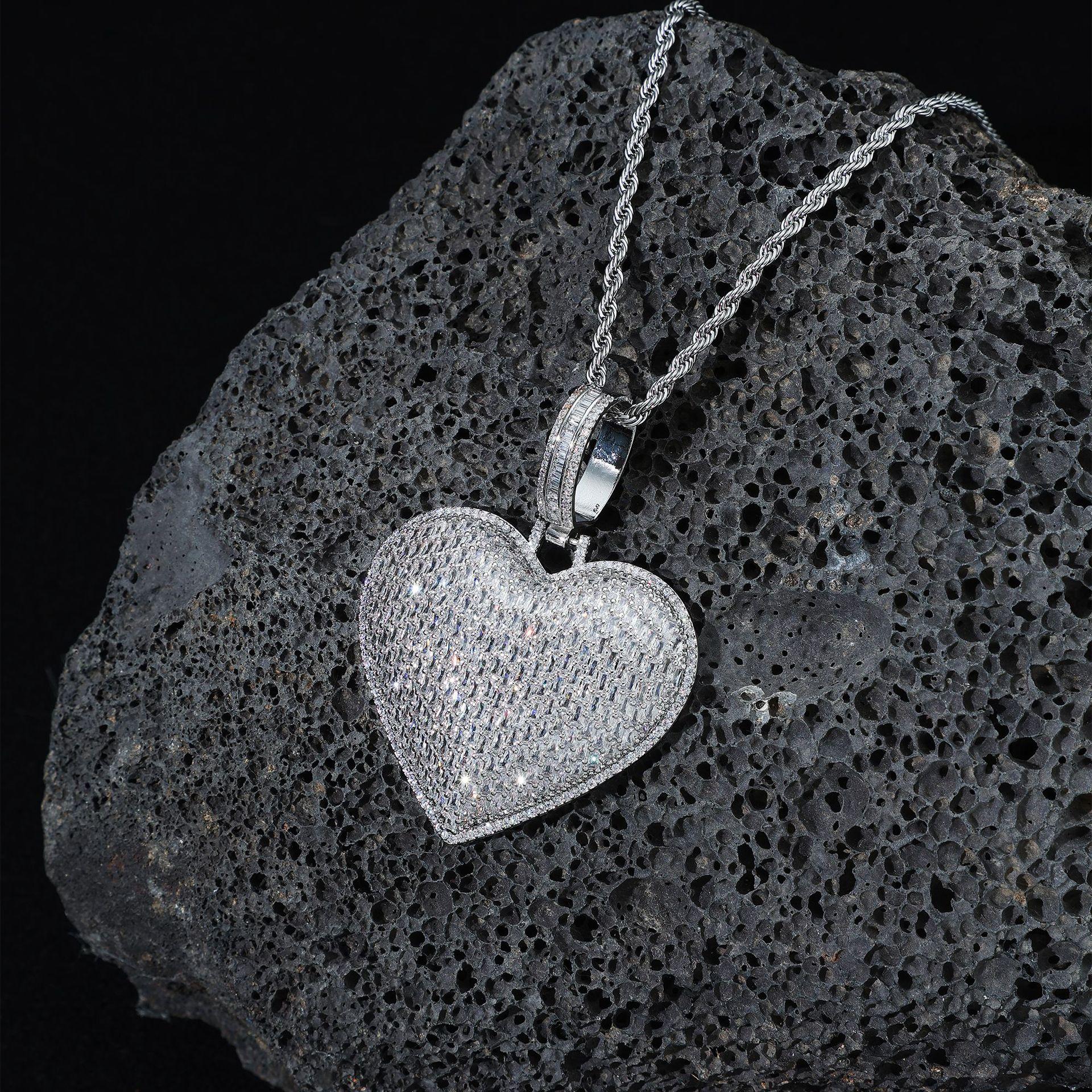 

Iced Out Heart Pendant Necklace For Men/Women Silver Plated Stainless Steel Hip Hop Jewelry срібний
