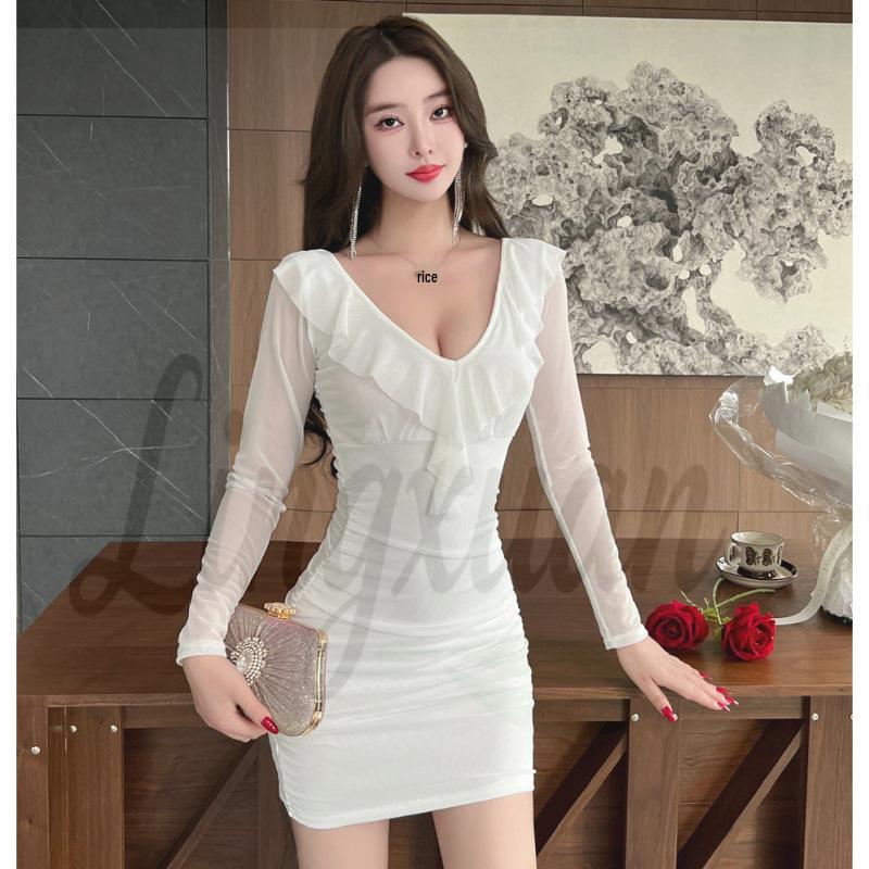 

Elegant V-Neck Mesh Dress: Slimming, Long Sleeves, Hip-Hugging with Elastic Waist and Ruffles Medium белый