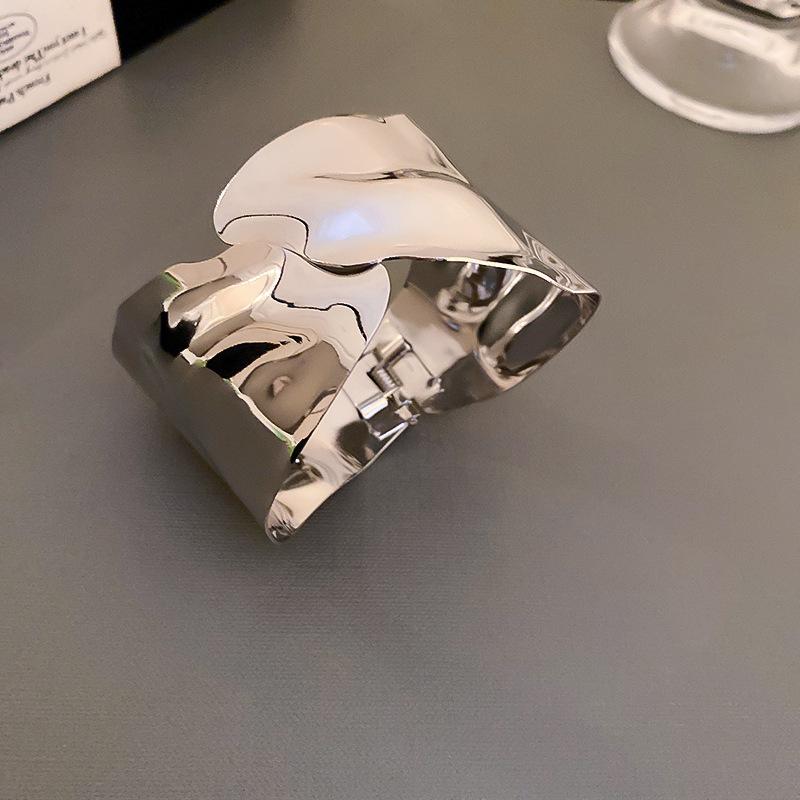 European and American Metal Flower Bracelet Exaggerated Niche High-end Bracelet Arm Ring Design Temperament Jewelry