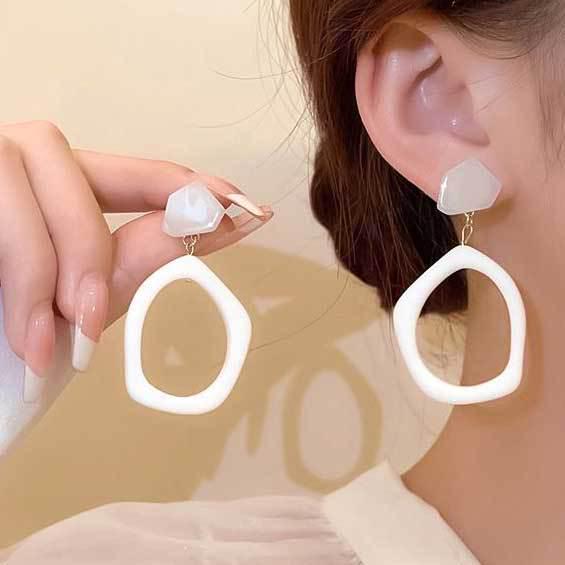 Koreanischer Stil Nicht-Piercing Ohrclip mit langem Quaste, Perlmutt Schmetterlings Design für Damen - High-End, Coole Mode.