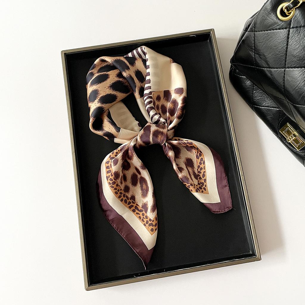 1116 Nuovo foulard quadrato in seta di alta moda con stampa leopardata retrò foulard quadrato da donna foulard decorativo in seta sintetica foulard per la testa