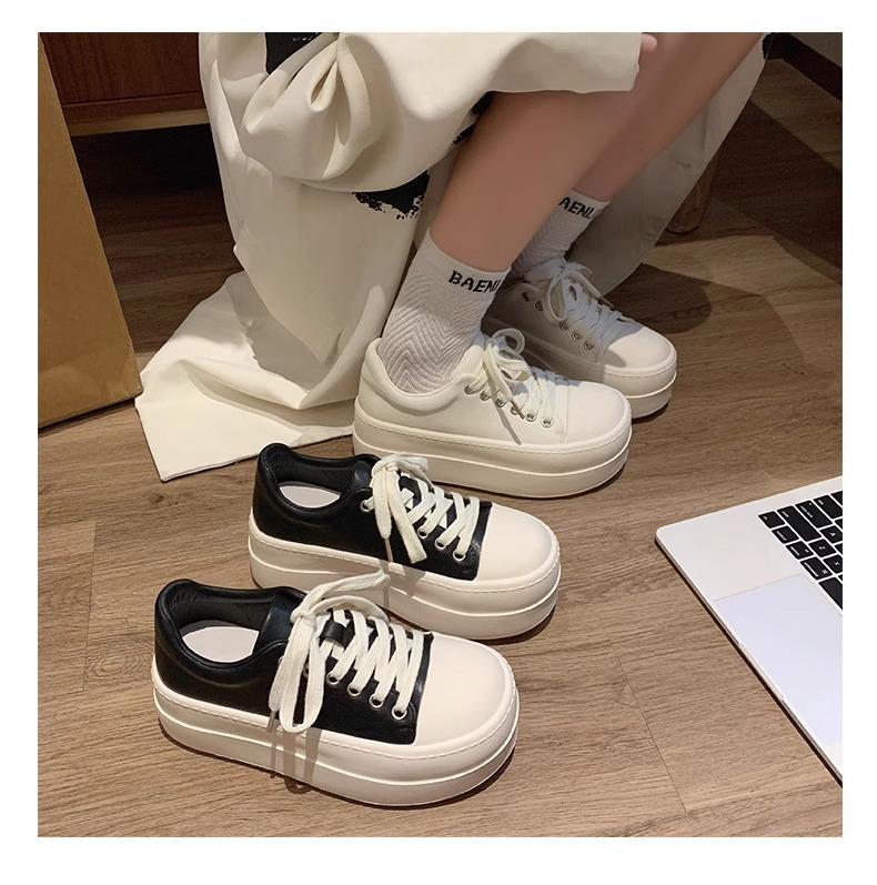 High-value platform white shoes 2025 new fashion commuting retro versatile light casual sports shoes