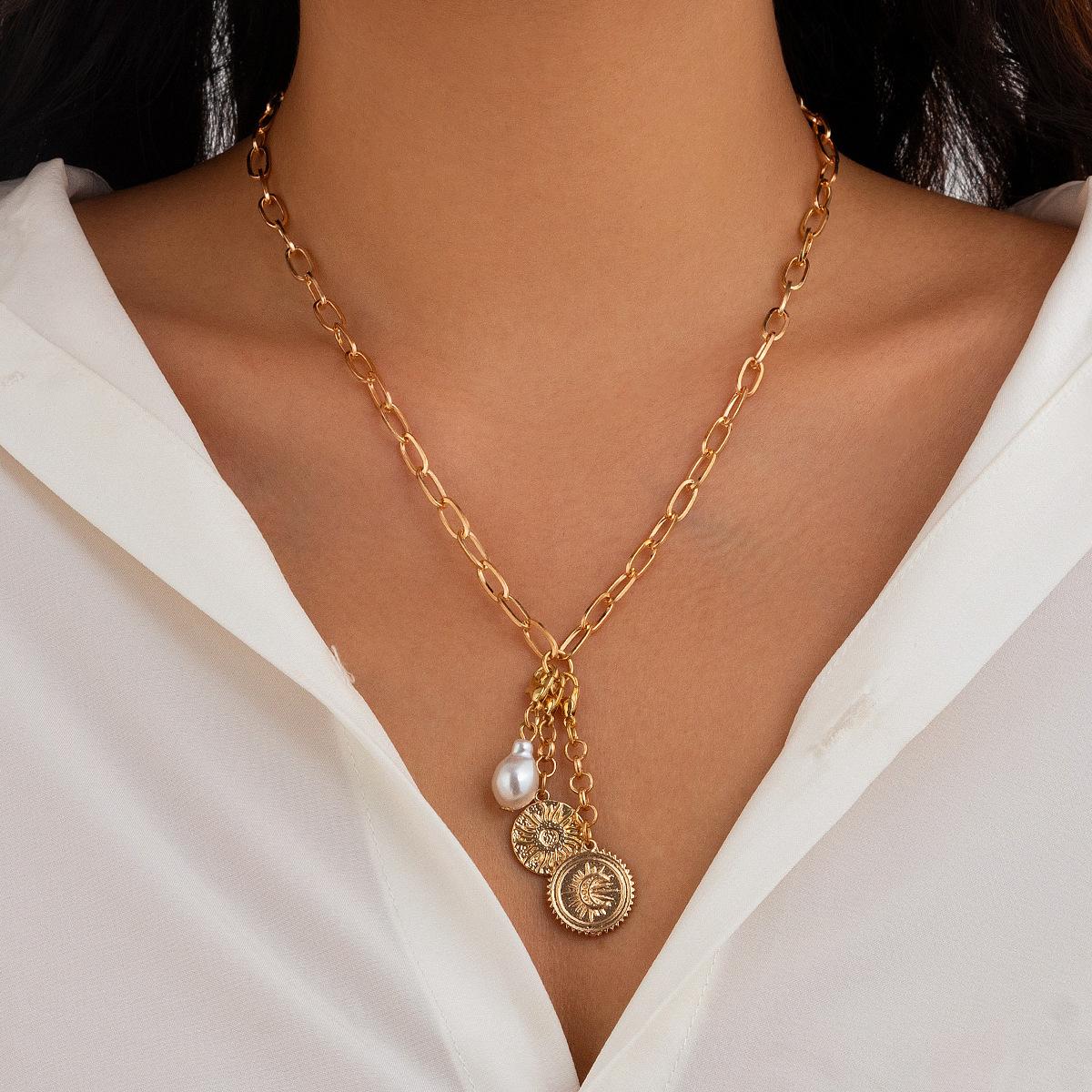 

Cold Metal Multi-Eye Fringed Collarbone Necklace Female, Simple Heart-Shaped Strawberry Micro-Inlaid Jewelry see details