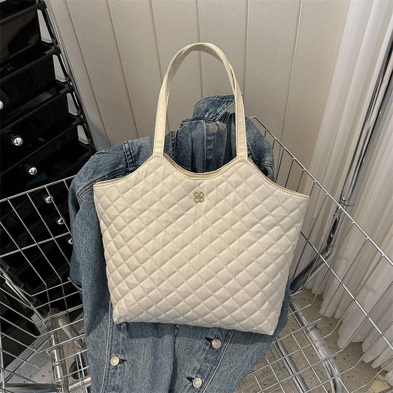 

Легкая нейлоновая ткань большая сумка женская 2025 новая на плечо женская сумка ромбовидная вышивка нитью большая вместимость сумка-тоут белый