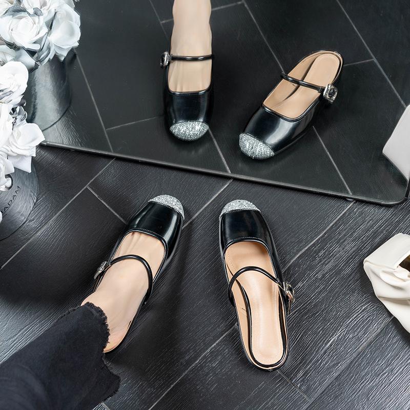 Yuexinwang Leder-Ballerinas für Damenschuhe aus Huizhou Su Yinyin gleiche coole Hausschuhe Sommer-Zehenkappen-Freizeitsandalen für Damen