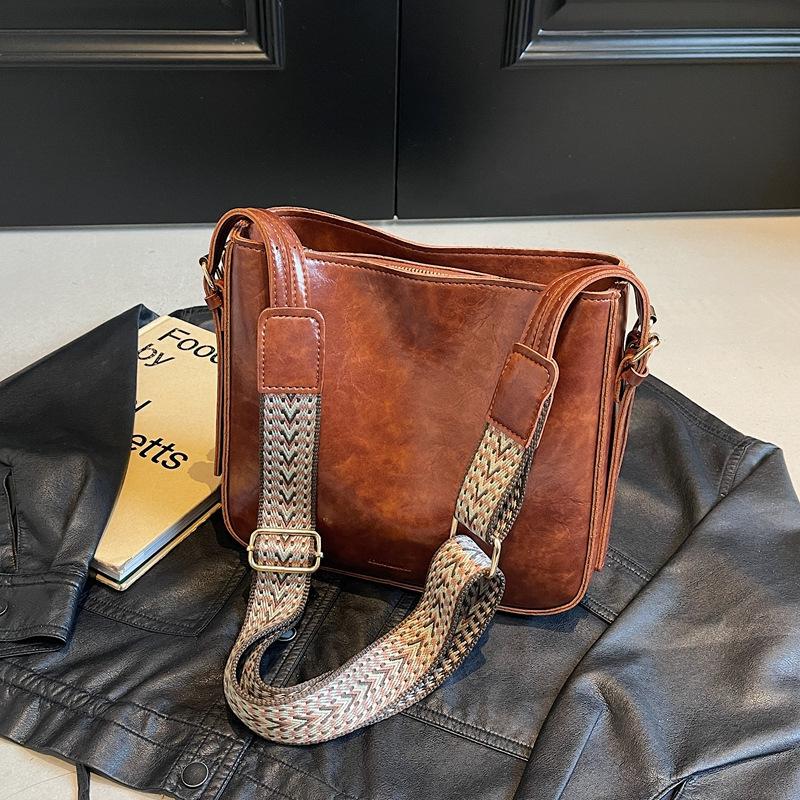 Popular Bag Women's 2026 New Autumn and Winter Retro Wide Shoulder Strap Messenger Bag Versatile Bucket Bag