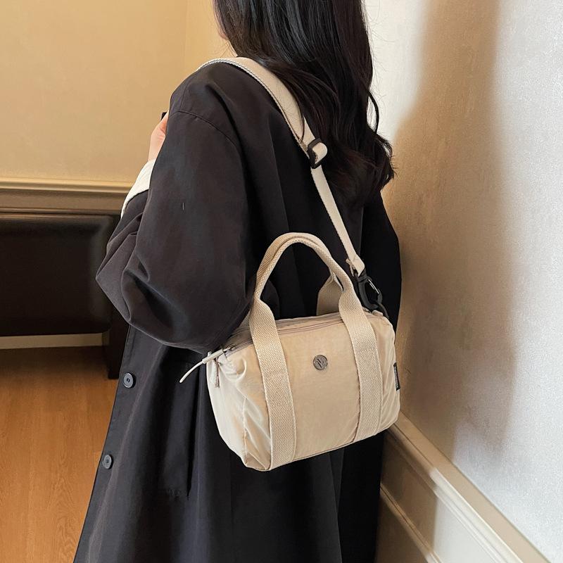 New Fashion Niche Design Women's Casual Tote Bag Large Capacity Commuting Simple Solid Color One Shoulder Crossbody Bag
