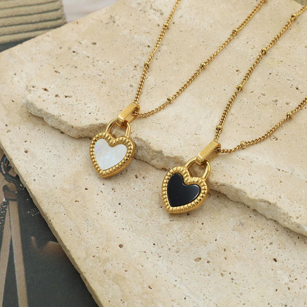 Jewelry Black And White Double-Sided Love Shell Necklace Female Niche Female Electroplated 18K Titanium Steel Clavicle Chain