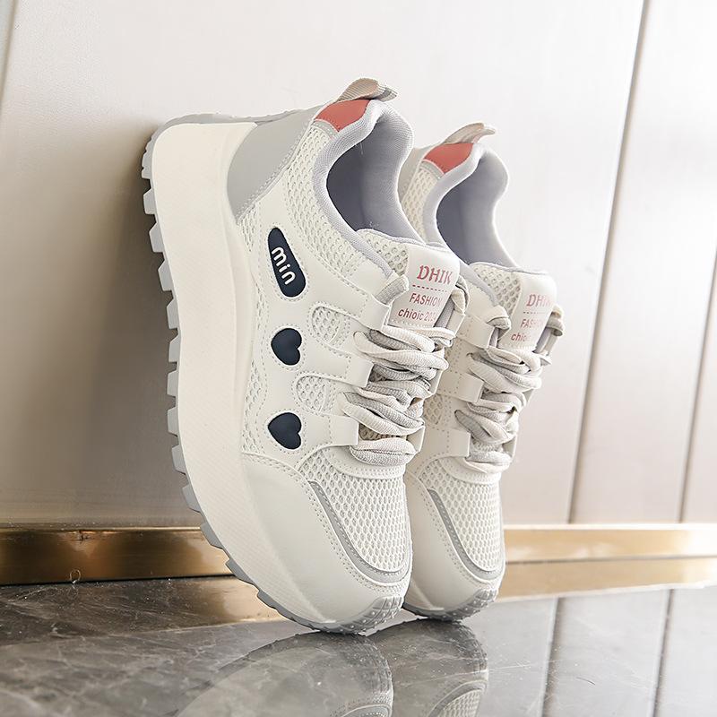 

Stepping on shit soft-soled little white shoes women s new 2025 spring versatile board shoes non-slip thick-soled casual sports shoes 40 сапфировый