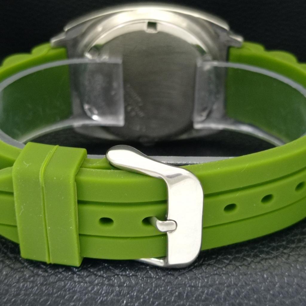 SEIKO 5 AUTOMATIC VINTAGE 7005A JAPAN MENS GREEN COLOR DIAL WATCH a702305-5