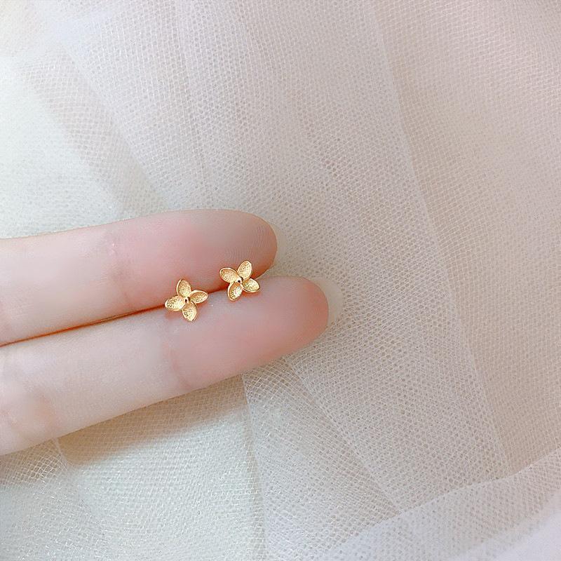 Pendientes de botón de plata de ley chapados en oro de 18 quilates con trébol de cuatro hojas para mujer - Minimalistas, Elegantes, Versátiles, Diseño de Molino de Viento.