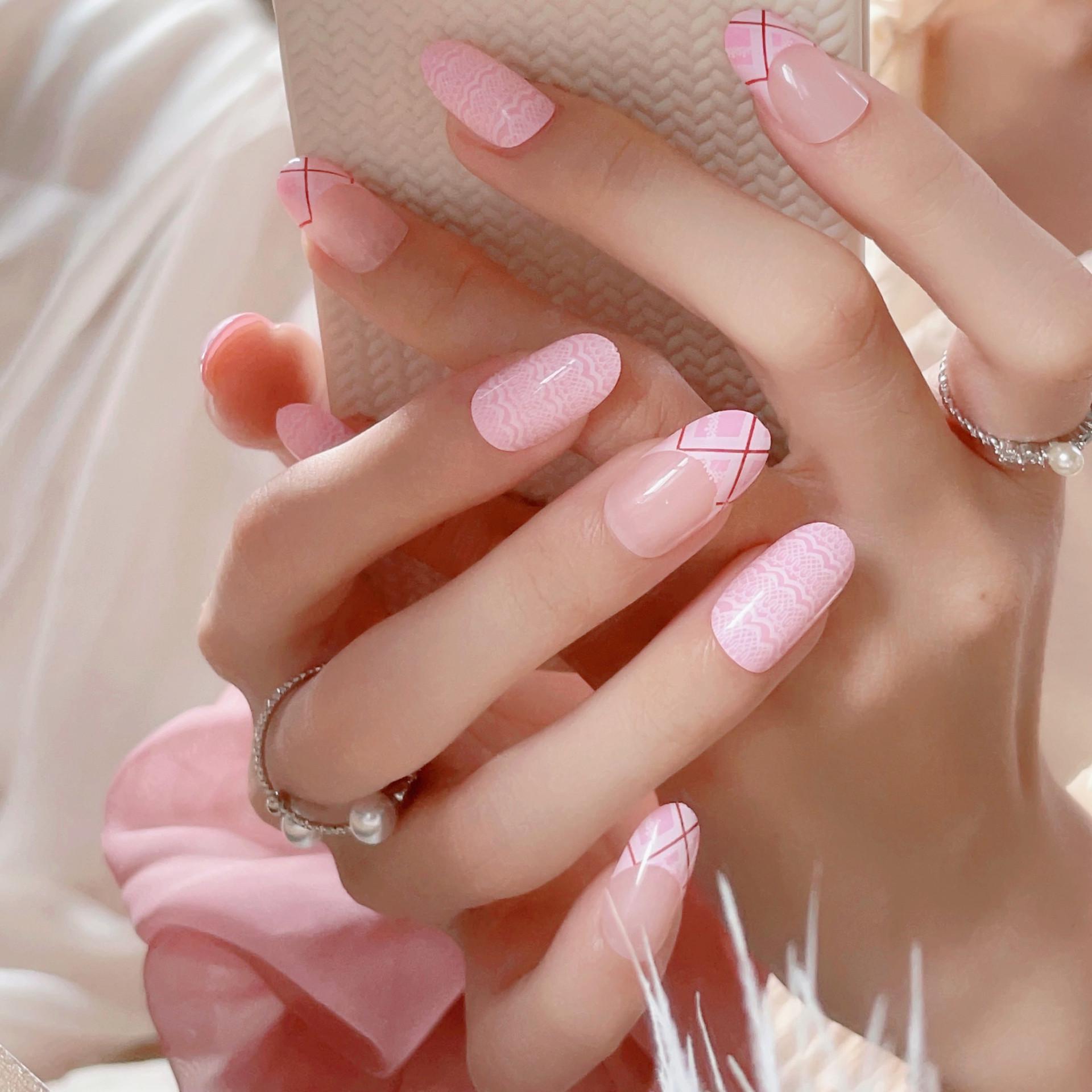 

Fresh French Pink & White Wavy Wearable Nails
