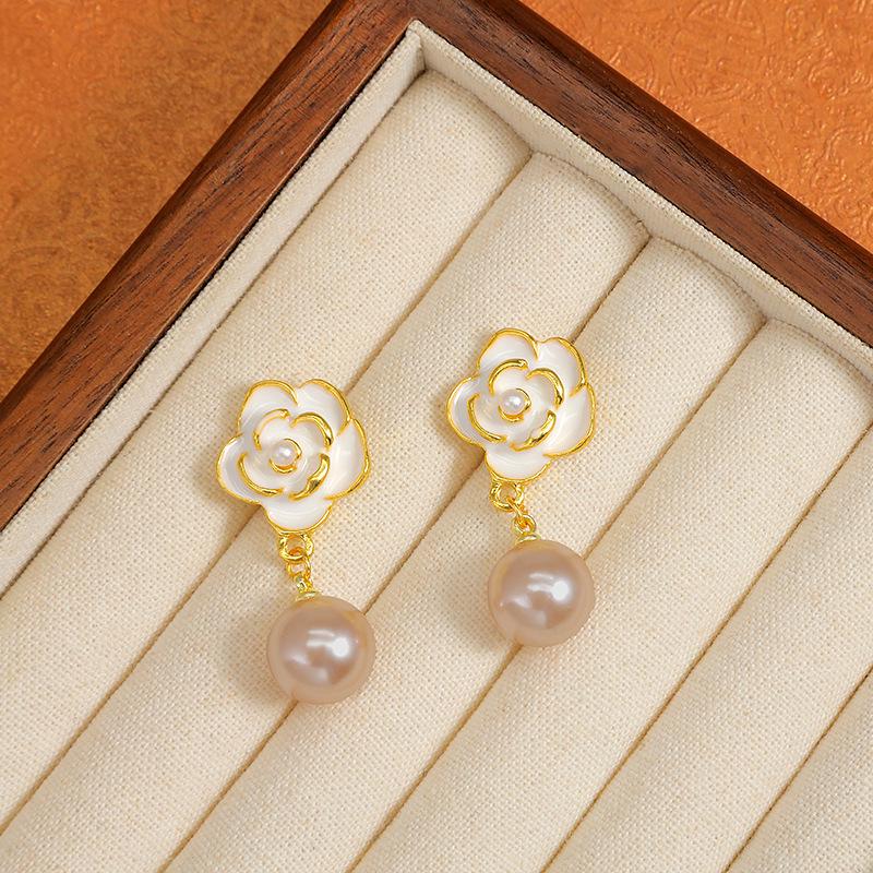 Delinmemiş kulaklar için mükemmel, şık manyetik elmas kulak klipsleri. Ünlülerin lüks görünümlerine hitap eden Japon-Kore moda aksesuarı.