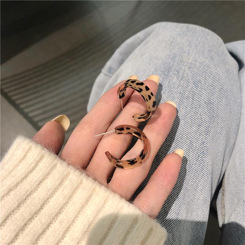 

Серьги-пусеты из серебра 925 пробы с леопардовым принтом - Тренд весна 2024 от корейского инфлюенсера