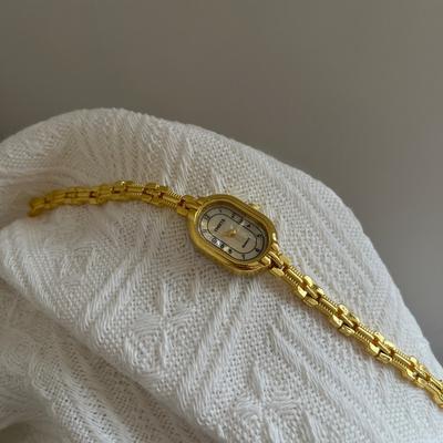 Neues Retro Gold Armband Damenuhr Leichter Luxus Damen Armbanduhr Mode Wasserdichte Damen Quarzuhr Montre Femme
