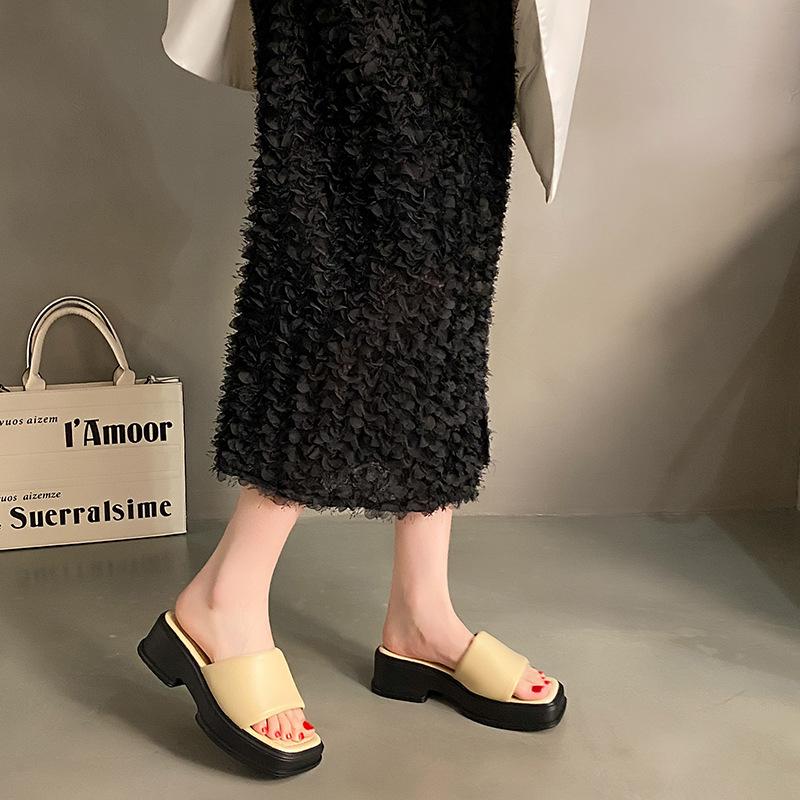 Casual thick-soled one-word drag women's shoes muffin bottom summer wear 2025 new sandals increase the feeling of stepping on shit in shoes