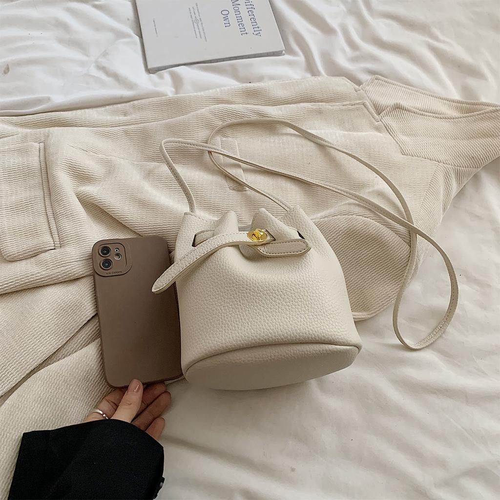 Bolso bandolera vintage de cuero PU para mujer, bolso de cubo ligero con cierre decorativo para el día a día y compras