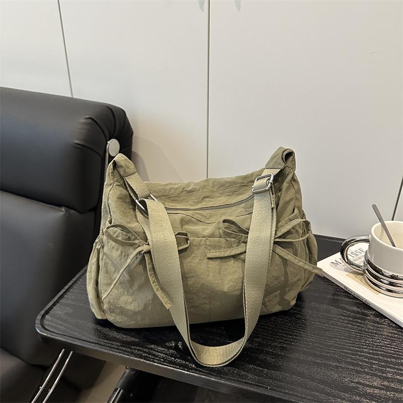 Korean Versi Pleated Casual Shoulder Bag, Simple and Versatile Lightweight Tote Bag, Fashiable New Commuting and Class Bags