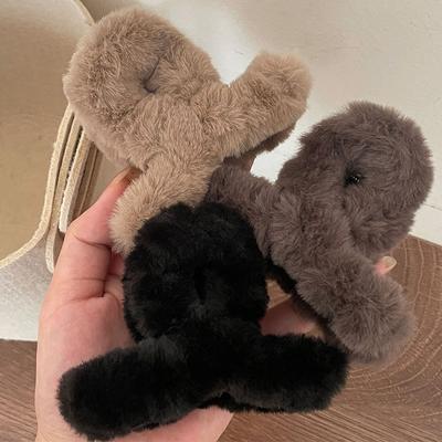 Weiche, milchkaffeefarbene Serie, flauschige Hochsteckfrisur aus Plüsch für den Hinterkopf, warme, große Haarspangen aus Plüsch mit Haifischclip