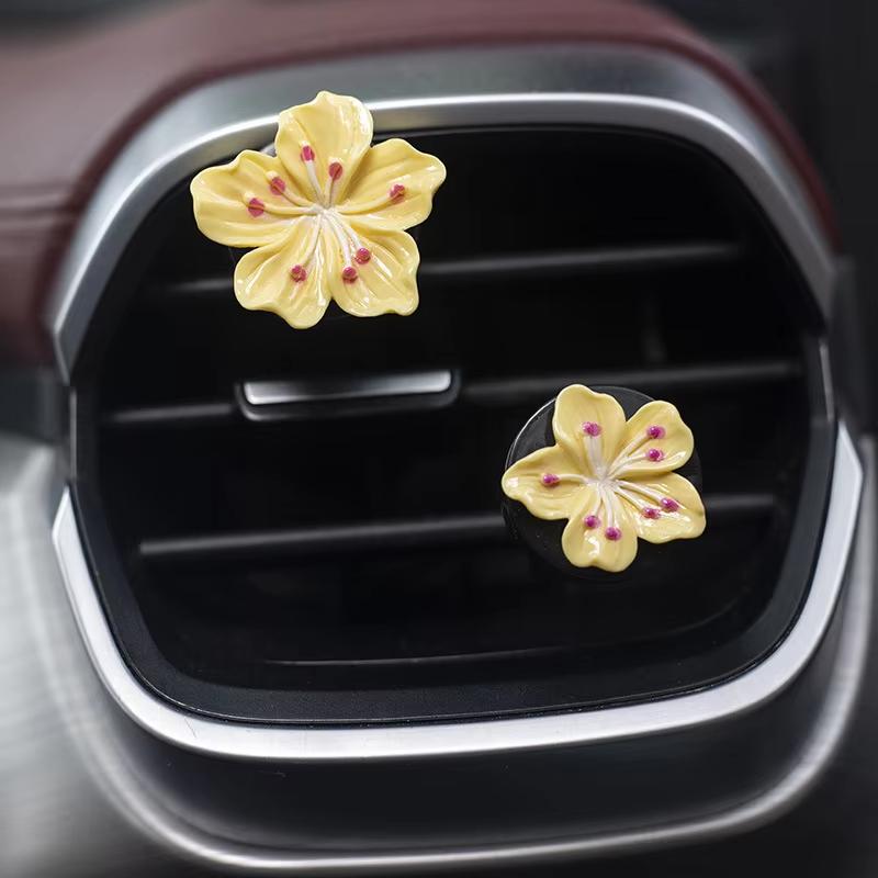 2 Pièces Clip Parfumeur de Voiture Fleur Diffuseur d'Air de Voiture avec Sortie d'Air Frais Décorations Fleur de Pêcher Brillante Fleur de Cerisier jaune