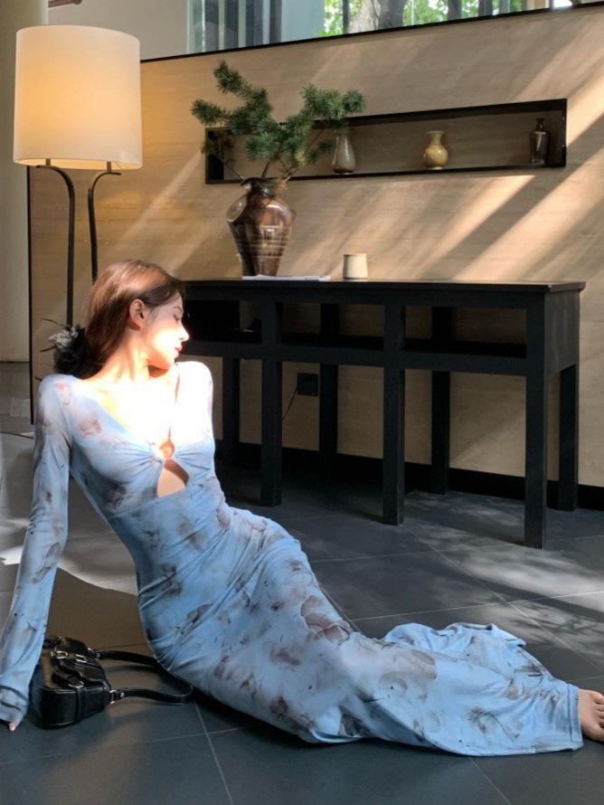 Elegantes königsblaues florales V-Ausschnitt-Kleid, figurbetont, Hüftumspielend - Neuer Herbst-Eingang