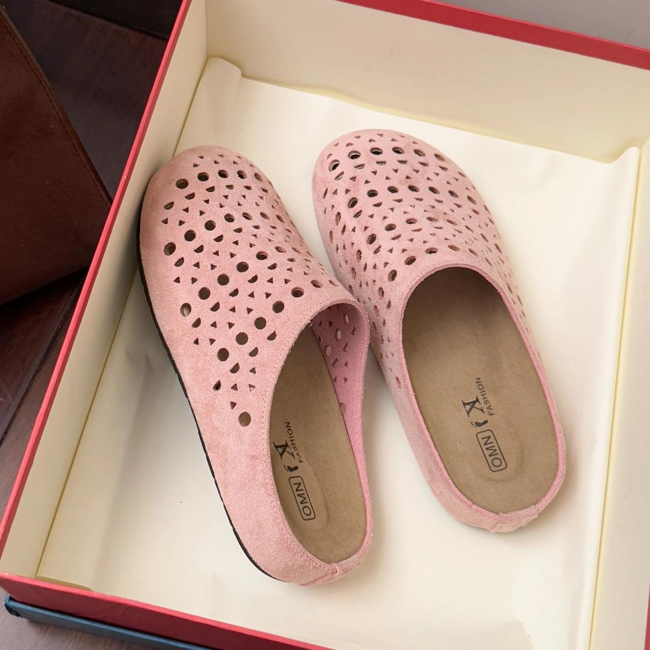 

Fashion 2025 Suede Clogs for Women Mules Cork Footbed Hollow Out Women Shoes with Arch Support Fashion Nonslip Outdoor Beach Slippers 26 35 розовый