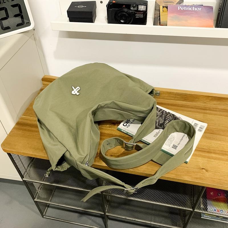 Hua'er and Xiao have the same casual trendy brand dumpling bag, women's sports cycling messenger bag, and boys' large-capacity shoulder bag.