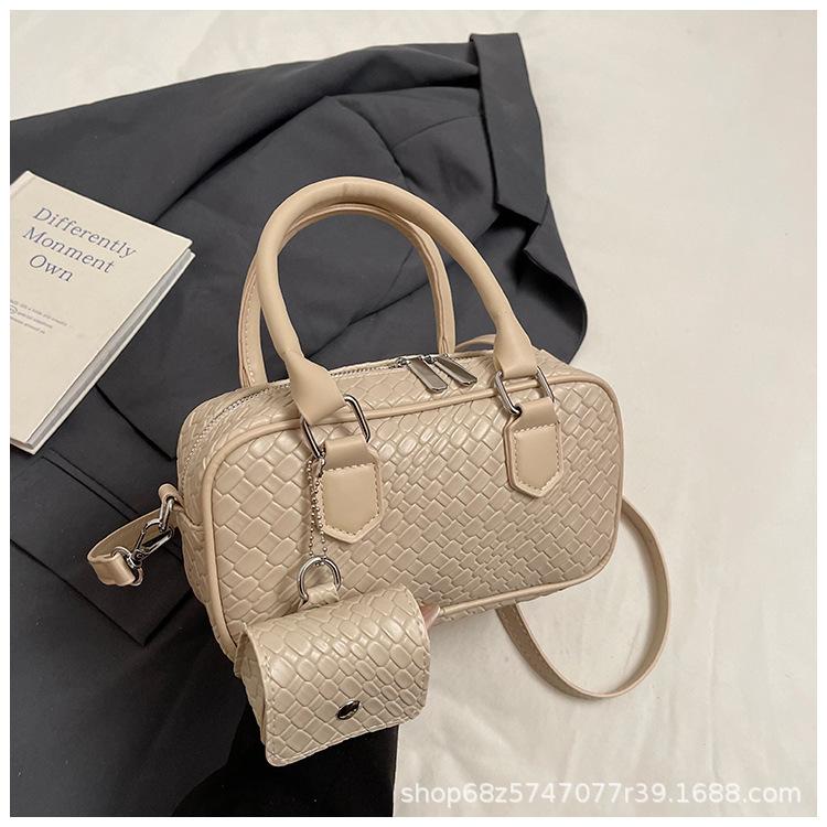 

Bag women s 2025 spring new Korean version trendy fashion versatile Boston bag niche simple casual messenger bag хакі