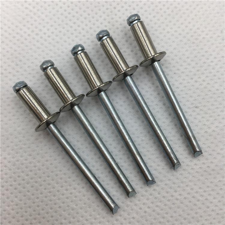 Tuerca remachable de acero inoxidable de extremo abierto y cabeza redonda 304 Remache ciego