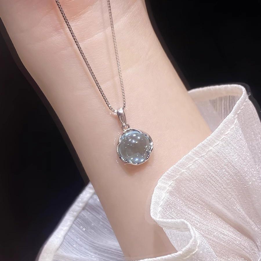 Blue Crystal Pendant Necklace: Elegant Clavicle Chain, Trendy Niche Design, Perfect Gift for Girls & Best Friends.