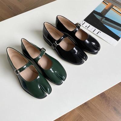 Mary Janes Flats Shoes Women 2024 Spring Belt Buckle Split Toe Shoes Trotters Mocasines Female Pumps