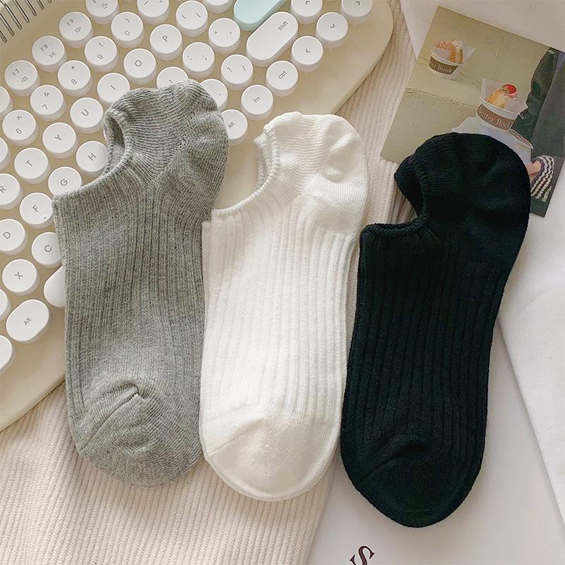 Cremefarbene Unsichtbare Baumwollsocken für Damen: Atmungsaktiv, rutschfeste Ferse, niedrig geschnitten, vertikale Streifen für Frühling & Herbst.