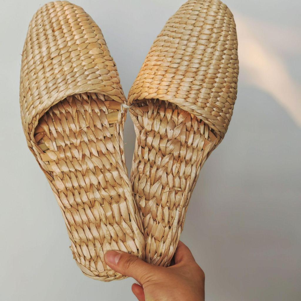 Finely Woven Cattail Slippers - Handmade Straw Shoes for Men & Women, Comfortable & Nourishing Mesh Design.