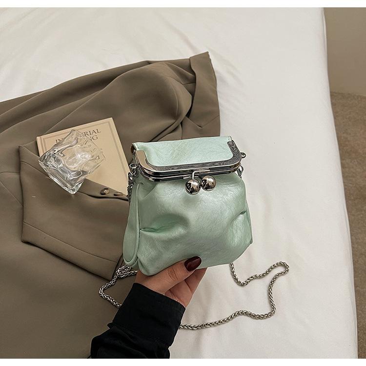 

Premium texture silver small bag women s new versatile chain messenger mobile phone bag fashionable mini water pass bag зелёный