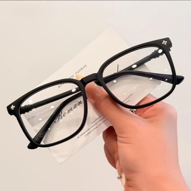 European and American classic black frame UV protection and radiation protection Large frame thin eye protection Flat light glasses Suitable for m