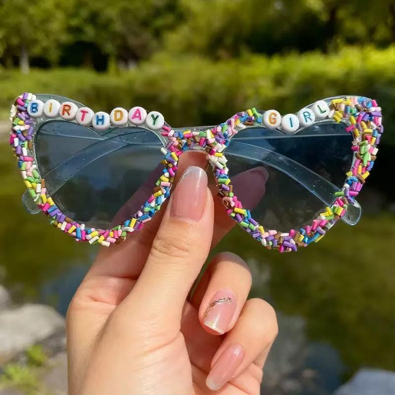 

2025 Stylish Heart-Inlaid Letter Sunglasses for Men & Women – Party Ready павлин голубой