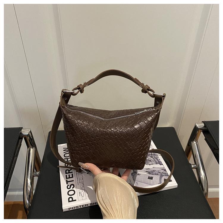 

Niche Trendy Women s 2025 Woven Dumpling Crossbody Bag - Stylish Commuter Accessory кофейный