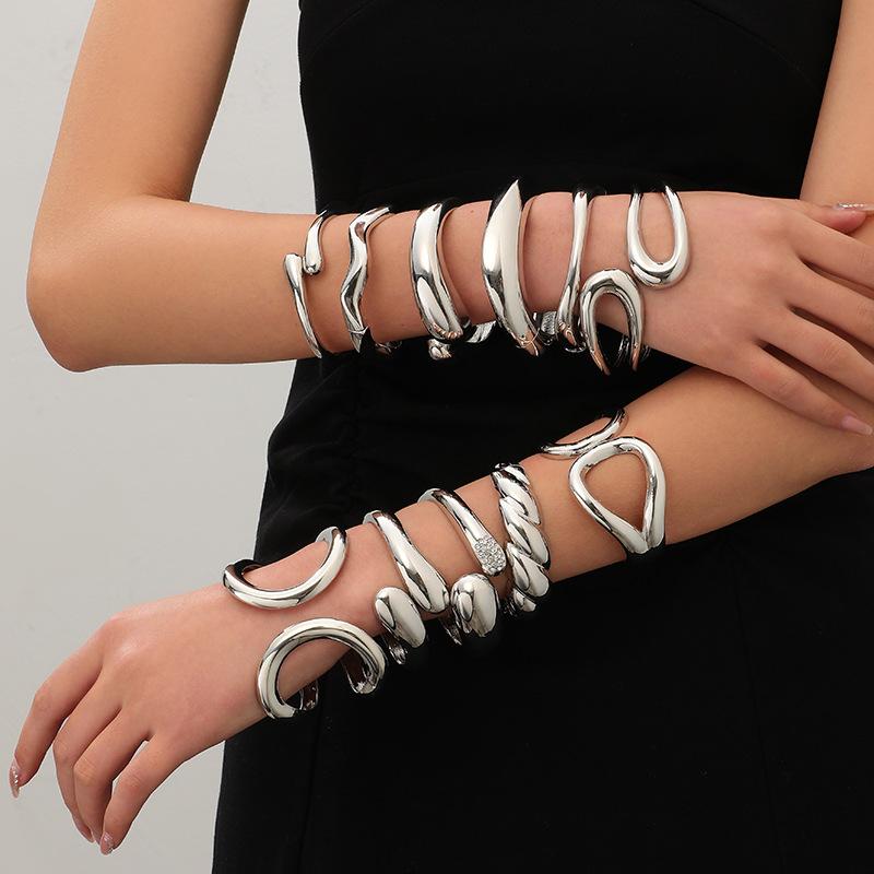 Simple and Personality Exaggerated Wide Edge Hollow Spring Alloy Bracelet Business Temperament Bracelet