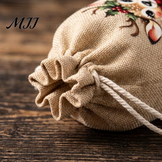 Portable Fabric Gift Holders Christmas Drawstring Bags, Small Festive Prints Burlap Treat Pouches for Bags Candy Jewelry And Party Favors, Reusable